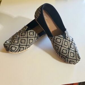 Black and off white Tom's 7.5